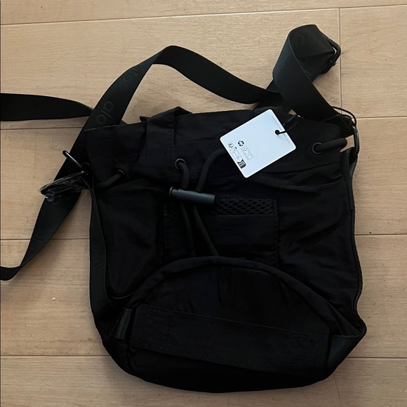 ALO YOGA BUCKET CROSSBODY BAG - Picture 3 of 5
